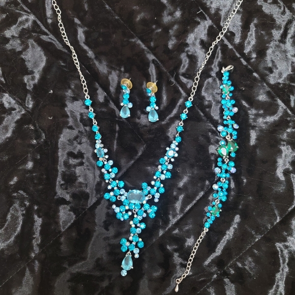 Genuine Aqua Crystal necklace set. - Picture 1 of 5